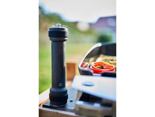 Peugeot BBQ peberkværn til udendørsbrug, er designet til udendørsbrug, f.eks. ved grillen eller i udekøkkenet. Kværnen har lys, som automatisk tænder,