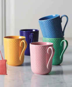 Lyngby Porcelæn Rhombe color krus sampak, 6 krus (2 blå) 5 farver, Klare rene linjer, porcelæn og mønstre fra arkiverne. Med en legende tilgang til hvordan farver og elementer mikses, bringer Rhombe Color nyt liv til den eksisterende Rhombe kollektion i hvid.