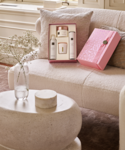 Rituals Sakura pakke i Large, dette vidunderlige gavesæt er den perfekte gave til en ven, et familiemedlem, eller hvis du vil forkæle dig selv!