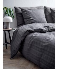 Södahl Noble sengesæt, Oplev den ultimative hotelstemning og luksus i dit eget soveværelse med det damaskvævede og elegante striber. 3 størrelser, 4 farver