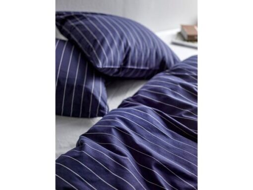 Södahl ZEN sengesæt, Oplev ren luksus med Zen sengesættet i økologisk bomuld i renforcé-vævning. Smalle pinstripe-design giver en sofistikeret elegance