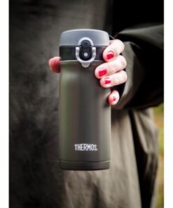 Thermos JMY termokop på 350 ml er en smart blanding af en lille termoflaske og en termokop fremstillet i rustfrit stål med et drikkelåg.