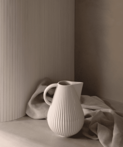 Lyngby procelæn Tura vaser, vælg mellem vase el. kandevase.Den smukke og skulpturelle Tura vase el kandevase i kridhvid porcelæn af Philip Bro Ludvigsen