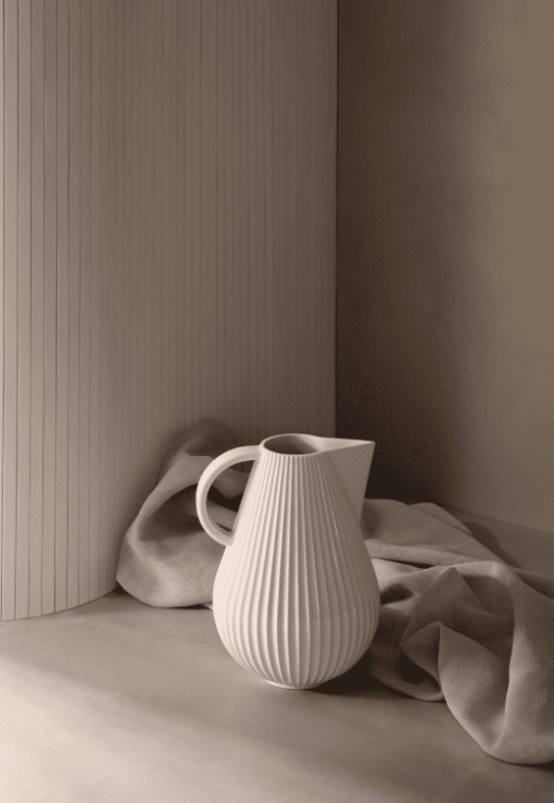 Lyngby procelæn Tura vaser, vælg mellem vase el. kandevase.Den smukke og skulpturelle Tura vase el kandevase i kridhvid porcelæn af Philip Bro Ludvigsen