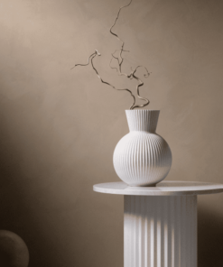 Lyngby procelæn Tura vaser, vælg mellem vase el. kandevase.Den smukke og skulpturelle Tura vase el kandevase i kridhvid porcelæn af Philip Bro Ludvigsen
