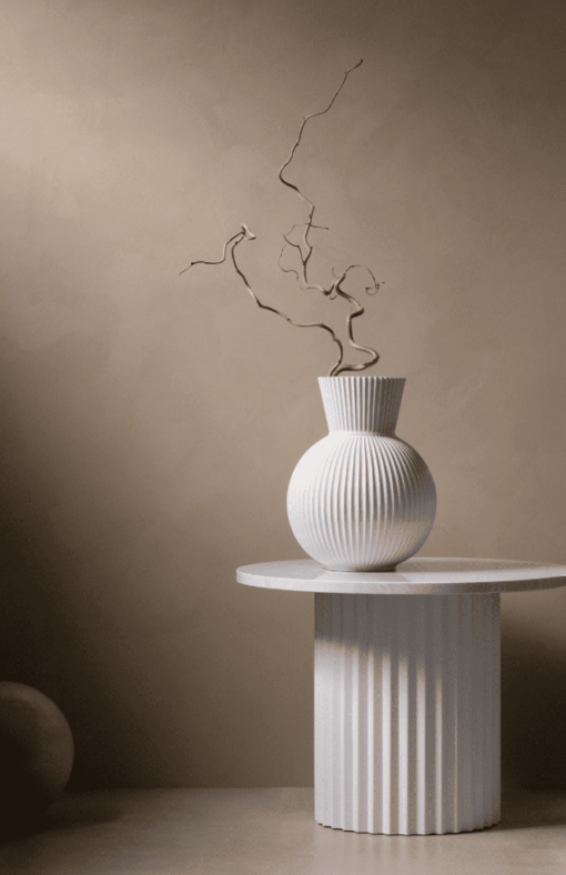 Lyngby procelæn Tura vaser, vælg mellem vase el. kandevase.Den smukke og skulpturelle Tura vase el kandevase i kridhvid porcelæn af Philip Bro Ludvigsen