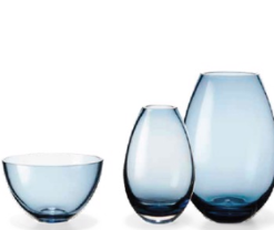 Holmegaard Cocoon serie vaser og skål, i mørk blå er designet i en form, der skulle reflektere og fange lyset på den særlige måde, som kun glas kan.