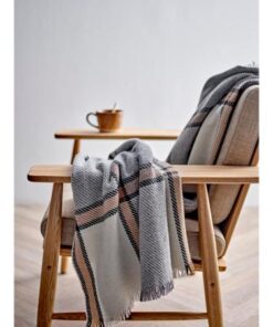 Södahl precise plaid i genbrugsuld, sofistikeret, har frynser, et stort klassisk ternet mønster, udsøgte farvekombinationer. Der er 70 % uld i plaiden,
