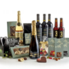 Sampak Gylden Jul 2024, er en rigtig lækker sampak som skaber de perfekte rammer for hygge stunder med knas, chokolade, vin, øl og bobler.