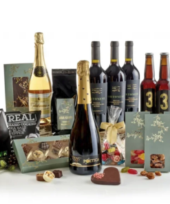 Sampak Gylden Jul 2024, er en rigtig lækker sampak som skaber de perfekte rammer for hygge stunder med knas, chokolade, vin, øl og bobler.