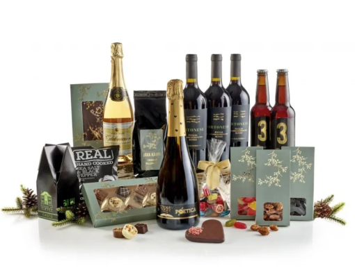 Sampak Gylden Jul 2024, er en rigtig lækker sampak som skaber de perfekte rammer for hygge stunder med knas, chokolade, vin, øl og bobler.
