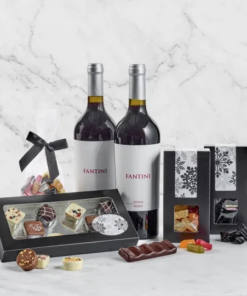 Sampak Winther Wonderland 2024, en rigtig god gave at give til enten kunder eller personale. Med gode produkter som vin,luksuschokolade og juleslik.