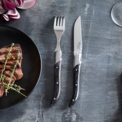 Laguiole steak bestik i 2 materialer Steakknive eller gafler er med håndtag af i enten rosewood eller sort træ. Perfekt til grillaften med venner og familie