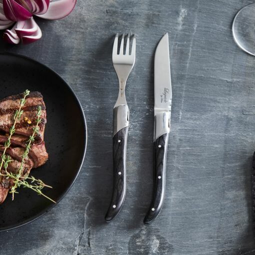 Laguiole steak bestik i 2 materialer Steakknive eller gafler er med håndtag af i enten rosewood eller sort træ. Perfekt til grillaften med venner og familie