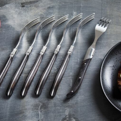 Laguiole steak bestik i 2 materialer Steakknive eller gafler er med håndtag af i enten rosewood eller sort træ. Perfekt til grillaften med venner og familie
