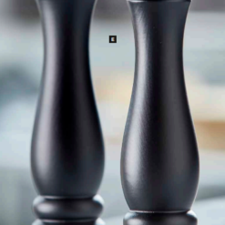 Peugeot salt og pebersæt Clermont sort er et flot lille sæt som passer perfekt til frokostbordet. Både i størrelse og design