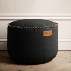 SACKit Canvas Pouf 2 farver er en slidstærk puf i smukt dansk design. Brug den som fodskammel
