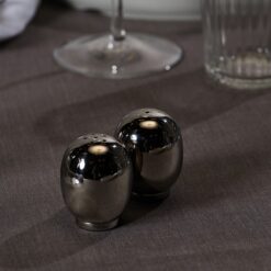 Piet Hein Salt- og peberbøsse, ER FREMSTILLET AF RUSTFRIT STÅL OG ER INSPIRERET AF SUPERÆGGET, SOM ER DEN TREDIMENSIONELLE AF PIET HEINS SUPERELLIPSE®.