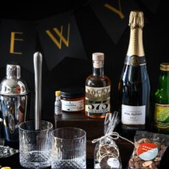 Air Mail med glas og bobler er en ægte rom-nytårscocktail der smager forrygende. Med bl.a. på dansk lys rom