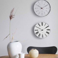 Arne Jacobsen vægur Banker & Roman mellem, begge modeller kommer i 16 cm . Da Arne Jacobsen skabte 2 designikoner til boligen.
