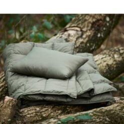 Outdoor dunplaid eller dunpude, et flot sæt og praktisk sæt som du kan benytte overalt. På tur, i haven osv. Nem og have med. Vælg mellem pude el. plaid