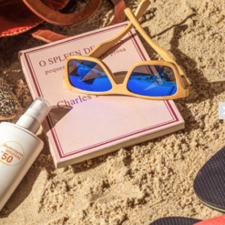 Solbrille i bambus med spejlede linser og UV400 beskyttelse. I et naturligt materiale, der kan være forskel på størrelser og farver fra produkt til produkt.