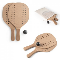 Strand tennissæt i naturlige materialer, strandspil bestående af 2 bat og bold, leveres i bomuldpose. Naturprodukt, kan være forskel på størrelser/farver