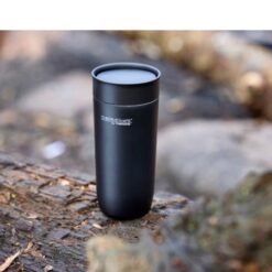 Thermos termokrus i stål, 350 ml termokrus og der medfølger et praktisk drikkelåg, som sikrer, at du kan nyde dine kolde eller varme drikke på farten