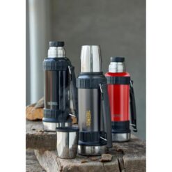 Thermos termoflaske i rustfrit stål, en robust termoflaske, der egner sig perfekt til arbejdsbrug og lignende. Kommer i 3 farver