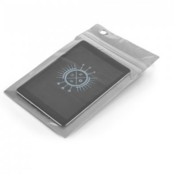 Vandtæt pose til tablets, op til 9,7” i PVC. Det giver brugeren mulighed for at interagere med skærmen udefra. Tasken har en løkke på toppen, 215 x 329 mm