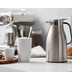 Alfi skyline termokande 2 farver, i cool stil med høj funktionalitet i køkkenet og på kaffebordet. Termokande i rustfrit stål i høj kvalitet.