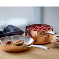 Blomsterbergs kasserolle og stegepande 20 cm køkkengrej af kobber er både tidløst, stilfuldt og funktionelt, og i rustfrit stål. En kraftig aluminiumkerne