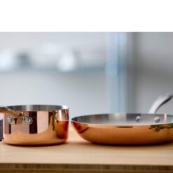 Blomsterbergs kasserolle og stegepande 28 cm køkkengrej af kobber er både tidløst, stilfuldt og funktionelt, og i rustfrit stål. En kraftig aluminiumkerne