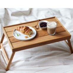 Blomsterbergs sengebakke, Serverings-/sengebakke med sammenklappelige ben. Server dejlig morgenmad på sengen eller nyd en afslappet stund i sofaen. Bakken aftørres med en fugtig klud og kan løbende vedligeholdes med madolie.