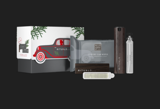 Rituals homme bil pakke, Dette skønne gavesæt er den perfekte gave til en ven, et familiemedlem, eller hvis du vil forkæle dig selv. Rituals homme bil pakke, gavesættet indeholder en luksuriøs bilparfume, en bilparfume holder i træ, luksuriøse renseservietter til bilen og en luftfrisker til bilen, og hvert produkt dufter af vores ikoniske samt populære kollektion The Ritual of Homme. Indhold 1 X Homme Car Perfume 1 X Homme Car Wipes 1 X Car Perfume Holder 1 X Homme Car Air Freshener