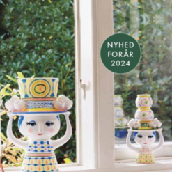 Bjørn Wiinblad lady with a hat, Invitér den nye hattefrøken indenfor, og lad hende skabe glæde i boligen. Denne sampak med vase og lysestage