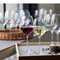 Lyngby glas juvel vinsæt, Dæk et smukt og elegant middagsbord. Sættet består af 8 rødvinsglas 50 cl og 8 hvidvinsglas 38 cl.
