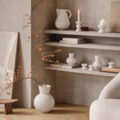 Lyngby procelæn Tura vaser, vælg mellem vase el. kandevase.Den smukke og skulpturelle Tura vase el kandevase i kridhvid porcelæn af Philip Bro Ludvigsen