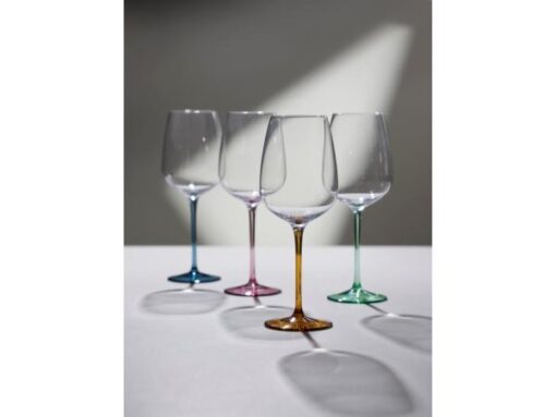 Lyngby glas Vienna vinglas i 4 farver, de mundblæste glas har et blødt optisk spiralmønster og egner sig godt til borddækning i hverdagen, festliget lag