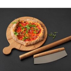 Morsø foresta pizza sæt, Til pizzaproduktionen derhjemme får du i denne gavepakke et pizzaskærebræt i FSC-certificeret egetræ, en rullepind, urteskærer 