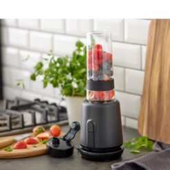 Nordic sense smoothieblender, er til dig, som gerne vil have friske smoothies med på farten. Har en 300 watt motor og fire skarpe knivblade i rustfrit stål