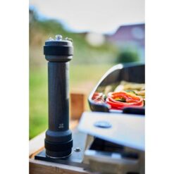 Peugeot BBQ peberkværn til udendørsbrug, er designet til udendørsbrug, f.eks. ved grillen eller i udekøkkenet. Kværnen har lys, som automatisk tænder,