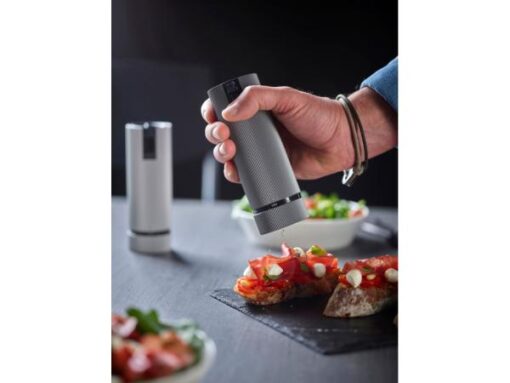 Peugeot Line elektronisk kværnsæt, Saltkværn i farven aluminium og peberkværn i farven carbon. De elektriske kværne er så praktiske, at du kan betjene dem med den ene hånd, mens du laver mad med den anden.