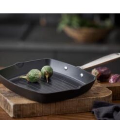 Pillivuyt Travo Grillpande Den keramiske belægning er ekstra hårdfør, har lang levetid og tåler redskaber af både plast, silikone, træ og metal.