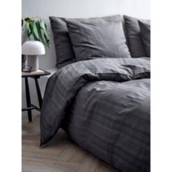 Södahl Noble sengesæt, Oplev den ultimative hotelstemning og luksus i dit eget soveværelse med det damaskvævede og elegante striber. 3 størrelser, 4 farver