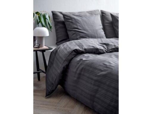 Södahl Noble sengesæt, Oplev den ultimative hotelstemning og luksus i dit eget soveværelse med det damaskvævede og elegante striber. 3 størrelser, 4 farver