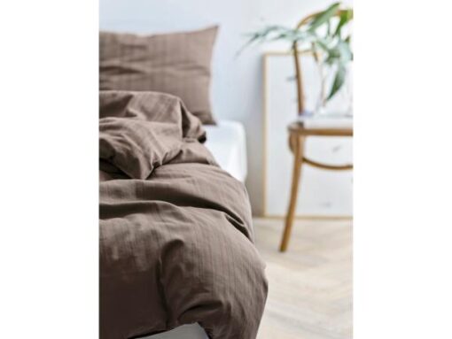 Södahl Nobel sengesæt, Oplev den ultimative hotelstemning og luksus i dit eget soveværelse med det damaskvævede og elegante striber. 2 størrelser, 4 farver