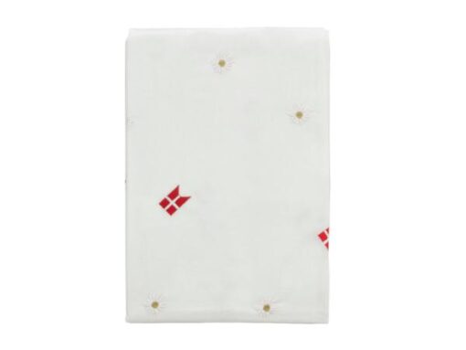Södahl dug broderet med tillykke flag, Nu kan du fejre med stil. Dugen prydes af Dannebrog og delikate margueritter, også kendt som Daisies
