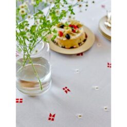 Södahl dug broderet med tillykke flag, Nu kan du fejre med stil. Dugen prydes af Dannebrog og delikate margueritter, også kendt som Daisies