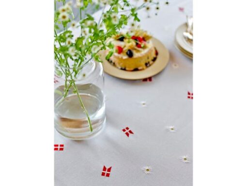 Södahl dug broderet med tillykke flag, Nu kan du fejre med stil. Dugen prydes af Dannebrog og delikate margueritter, også kendt som Daisies